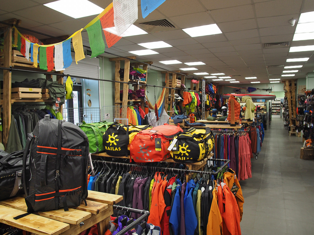 пространство магазина и полки с товарами для путешествий