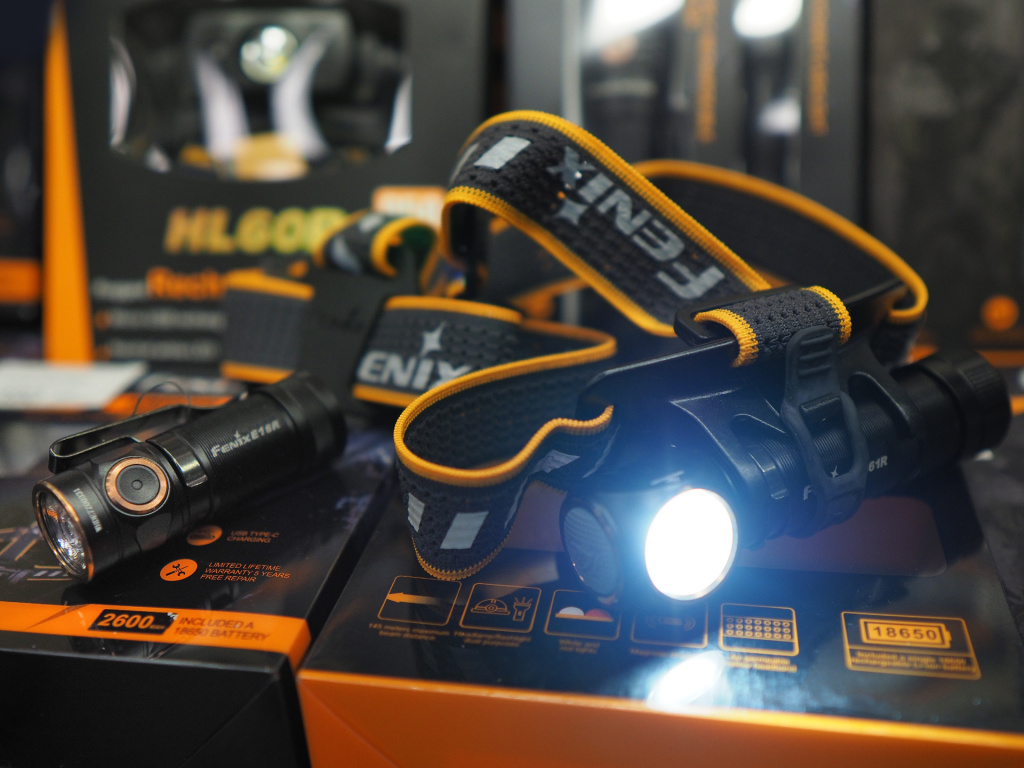 полки с фонарями для туризма