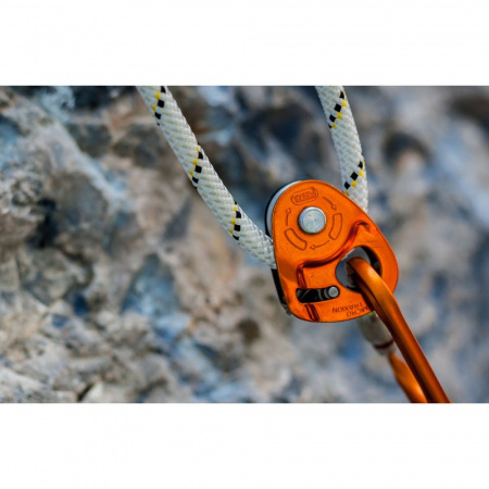 Petzl блок с зажимом Micro Traxion